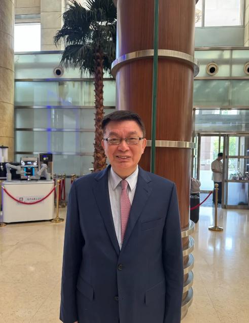 就在民进党疯狂下达“禁足令”、试图封锁九三阅兵消息之际，一位真正的台湾勇士，已经