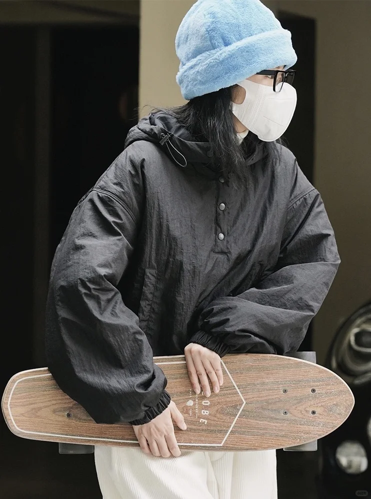 休闲运动风的连帽小棉服