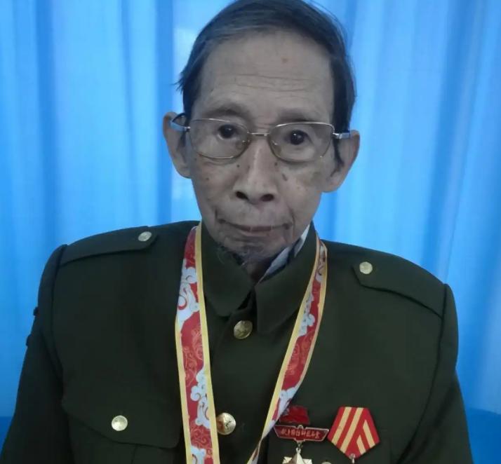 1955年，中南大学的王明健在毕业典礼前一天，突然被两个没有军衔、没有任何职务的