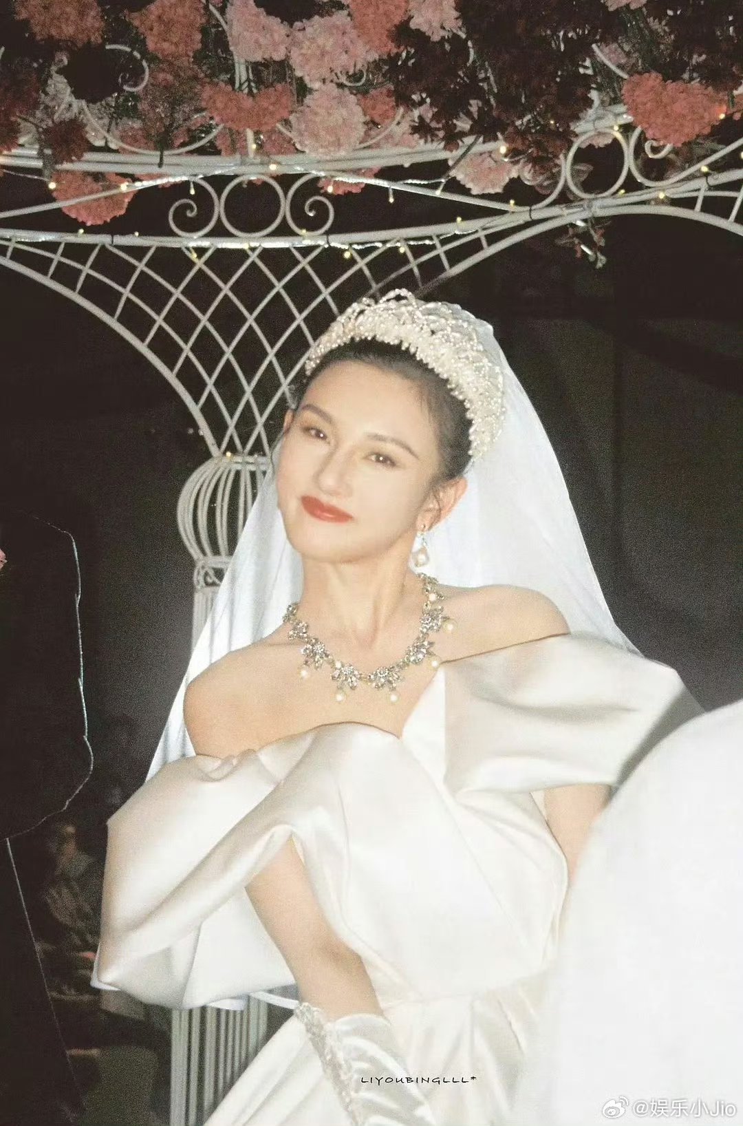 宋祖儿是不是最适合复古婚纱的女明星，崔冰冰和乔四美给人的感觉完全不一样，冰冰比四