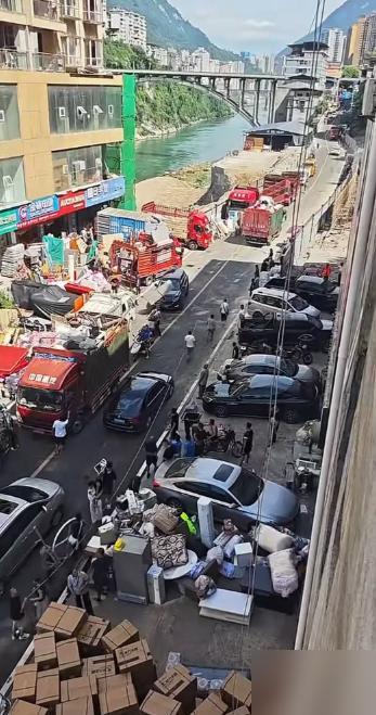 全部都要搬家了！彭水县塌方地段沙沱社区沿河地段被专家鉴定为地质灾害危险区，所有房