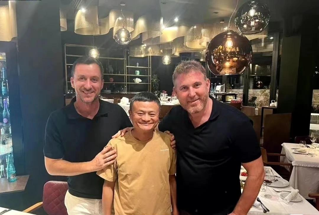 马云去欧洲了吗？
看起来人气还不错。
这样看起来他人真的挺小巧的[捂脸]