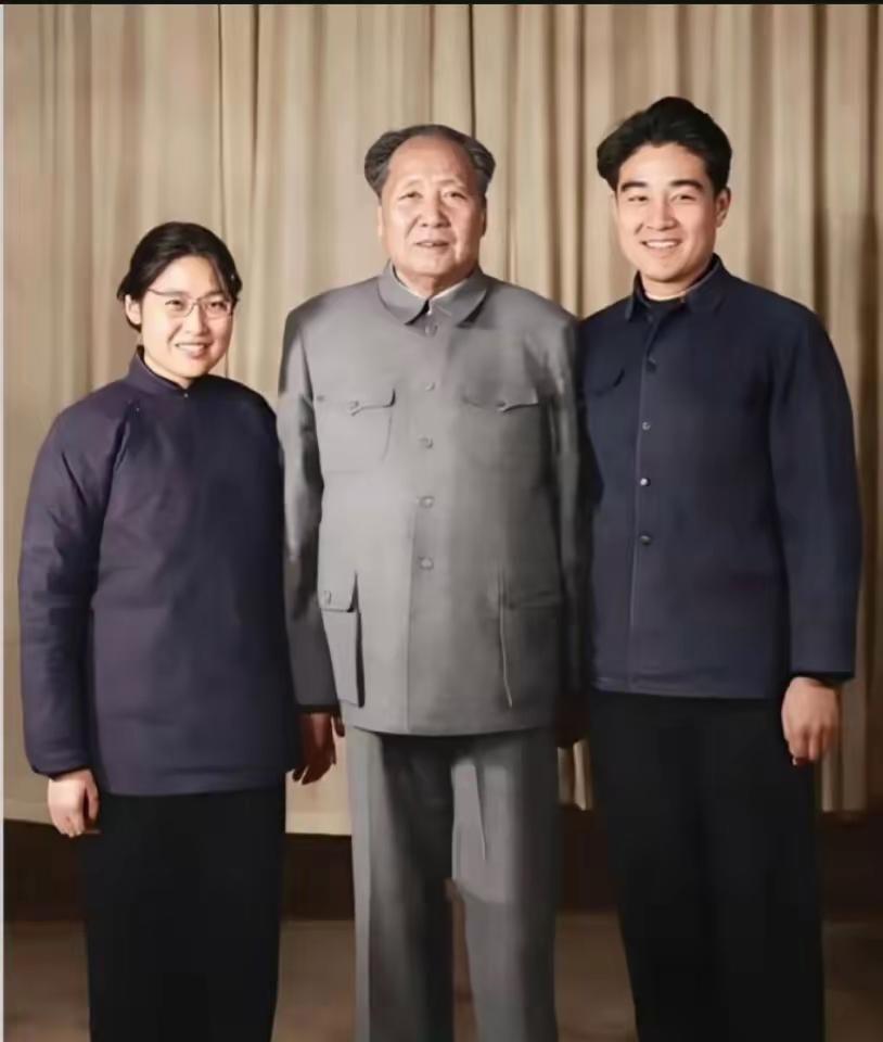 1963年，毛主席和女儿李敏，女婿孔令华在中南海丰泽园室内合影留念。
