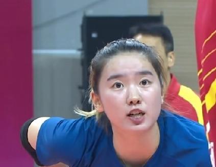 江苏输球的致命伤，是场上站着个“隐形人”👻
上海队的范赖克跳发球砸过来时，江苏