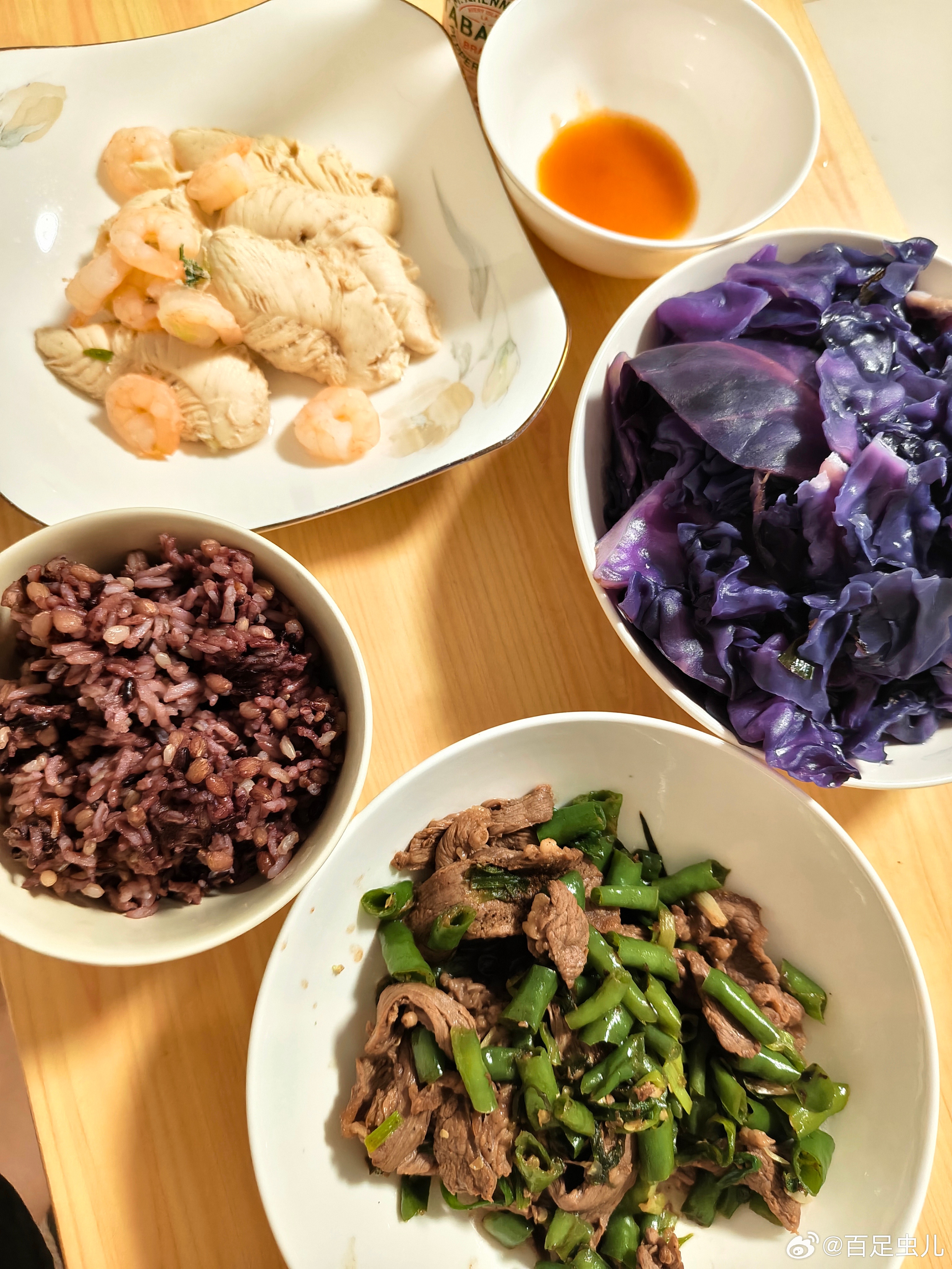 哥哥姐姐们，你们早睡吧，我刚把饭做好，我要开始进食了。我年纪还小，正在长身体，所