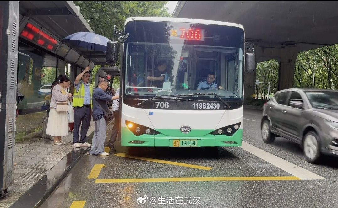 致敬橙色预警下的武汉守夜人【大暴雨天气，公交安全员提前探路，摸排沿线道路情况】7