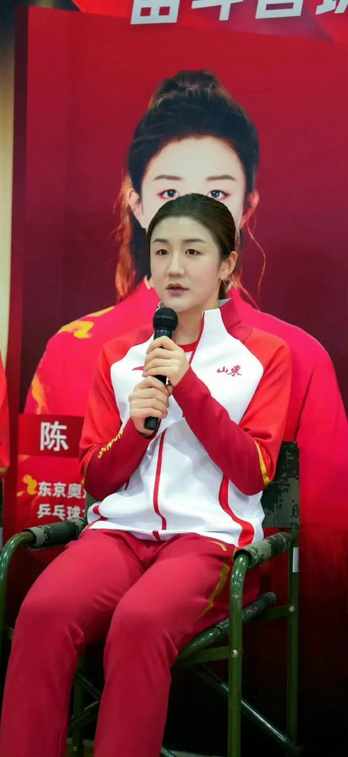 陈梦与部队官兵切磋球技 当国球遇见最可爱的人！陈梦走进军营，在“奋斗者”交流会与