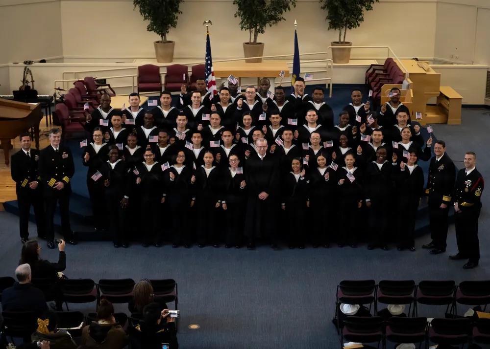 今年美国海军入籍美国新兵中，亚裔与非裔占了一大半的比例，尤其是来自菲律宾裔的新兵