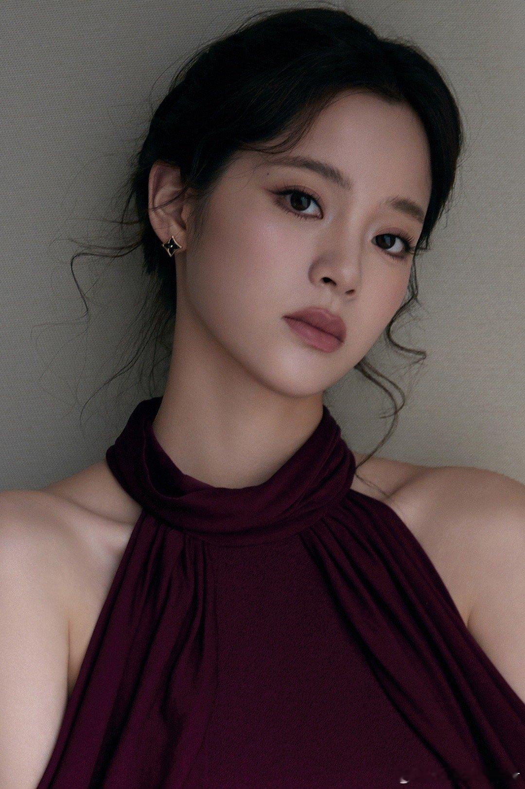 欧阳娜娜今日是火系美人 路易威登定制礼服太绝了！暗红主色调搭配花瓣裙摆，像把热烈