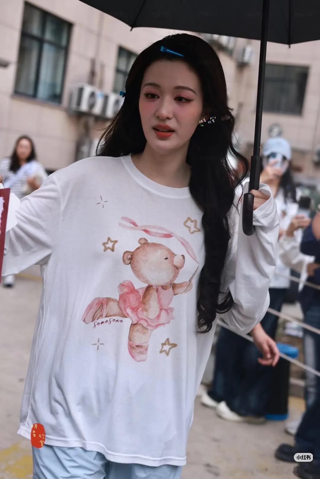 这种妆真的要靠滤镜才行，不然好显年纪啊… 