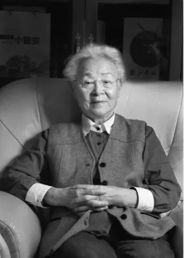 照片中的人叫刘爱琴，是刘少奇与何宝珍的长女。1932年，母亲何葆贞为营...