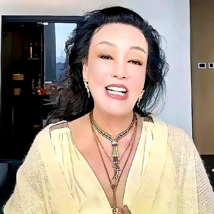 68岁身价十几亿的女老板对着屏幕连磕三个头喊抖爸爸高抬贵手，亲儿子却在背后指着鼻