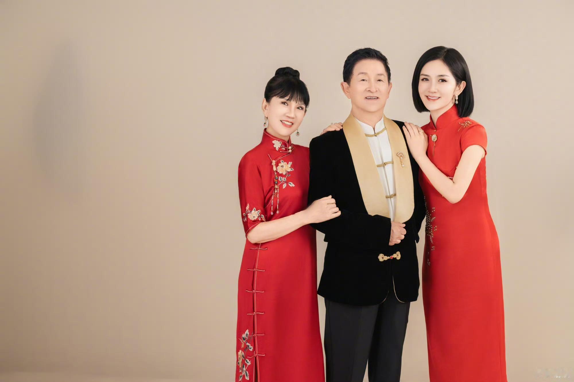 娱乐[超话]谢娜晒一家三口正式的全家福 ​谢娜家是最安稳的港湾 ​​​谢娜晒全家