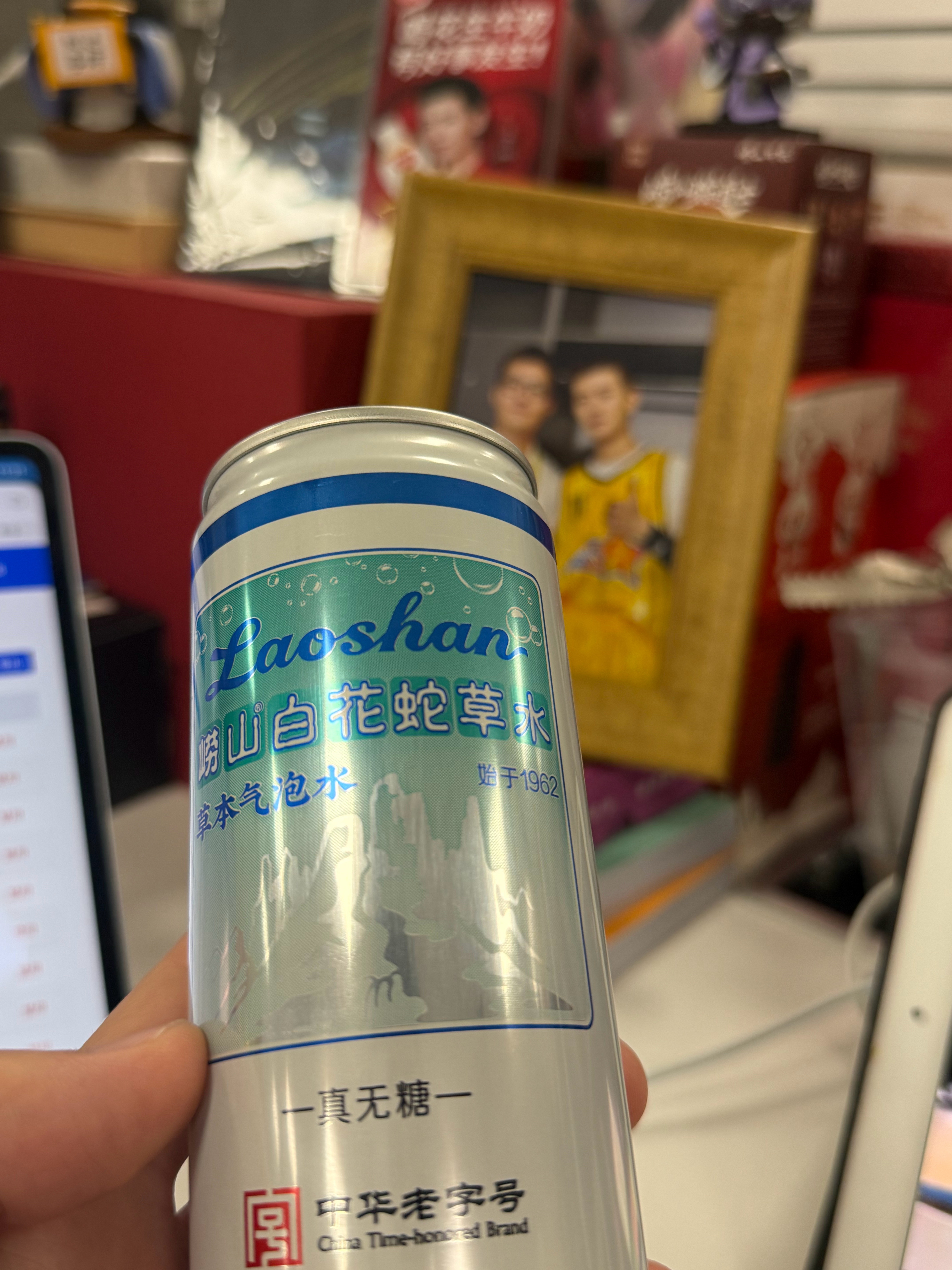 任嘉伦任嘉伦 最近上班必备快乐水🥤中午咱们吃麦当劳汉堡🍔 