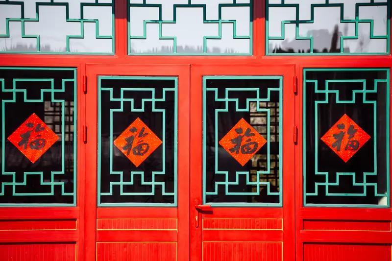 看到“门迎春夏秋冬福”这个上联，我第一反应就是参考信息里的“户纳东南西北财”，这