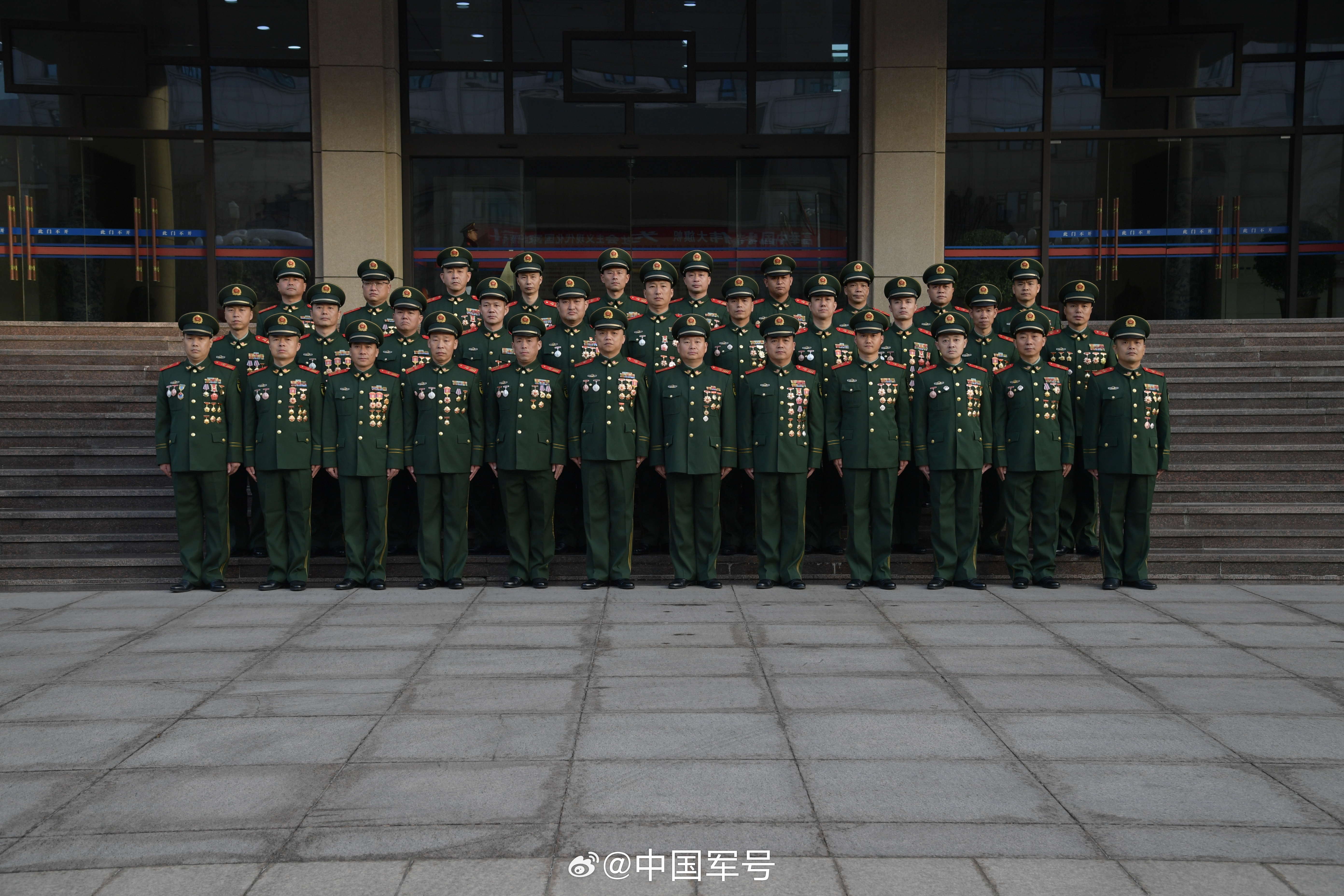 【祝贺！武警部队35名警士晋升一级警士长】1月15日，武警部队举行晋升一级警士长