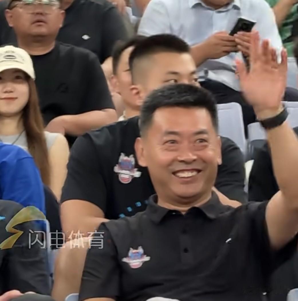 山东高速篮球俱乐部董事长胡克生低调亮相济南奥体中心，这次他带着全队教练组一同观看