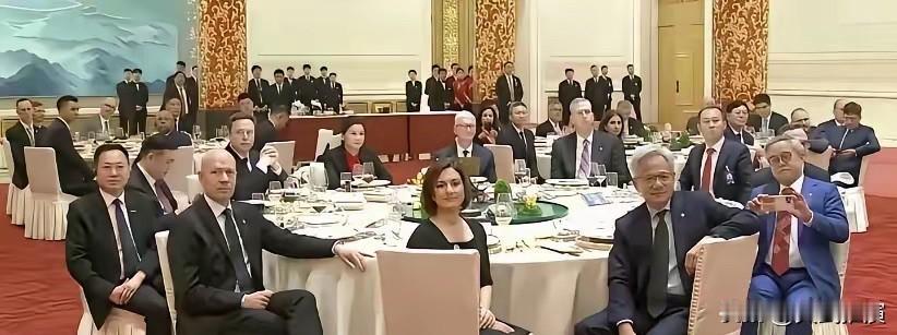 昨晚，人民大会堂的晚宴上，世界著名大厂CEO云集，唯独缺少了一个孤勇者的身影！