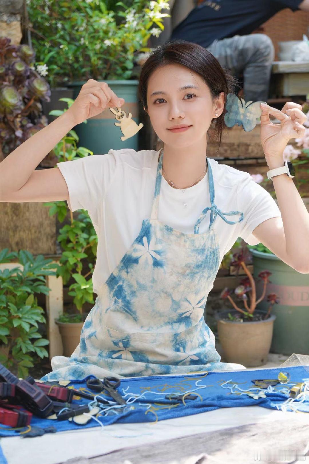 #姜珮瑶抽象派扎染体验#没想到姜珮瑶姐姐的成品真的还挺好看的嘞，跑去大理体验一番