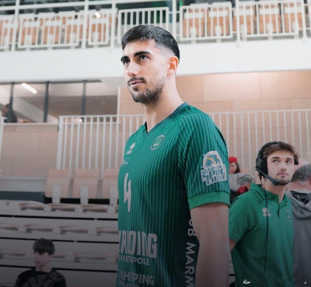 单场45分，逆天数据震撼全场！21岁身高195CM的保加利亚年轻接应维尼斯拉夫·