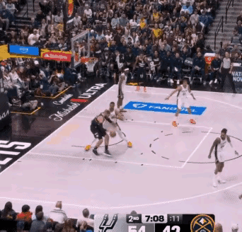 这是谁啊？犯规这么狠的。
也就是文班亚马太佛系了，被人这么抱摔居然一点反应都没有