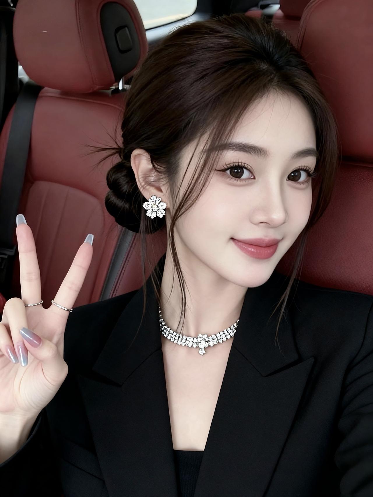 香车与美女美女 买车的美女 香车名模穿搭 车内的美女 汽车美人写真 车里的美女 