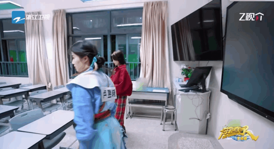 #白鹿撕名牌环节好拼# 真的不愧是“眼观六路耳听八方”，在撕名牌环节开始后发挥自