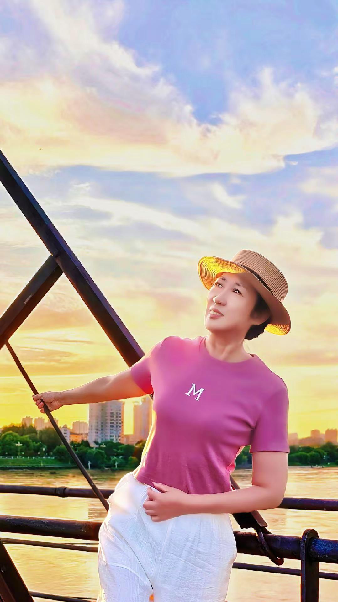 晚霞就是天空的诗，希阳伴着晚霞，晚霞依着希阳