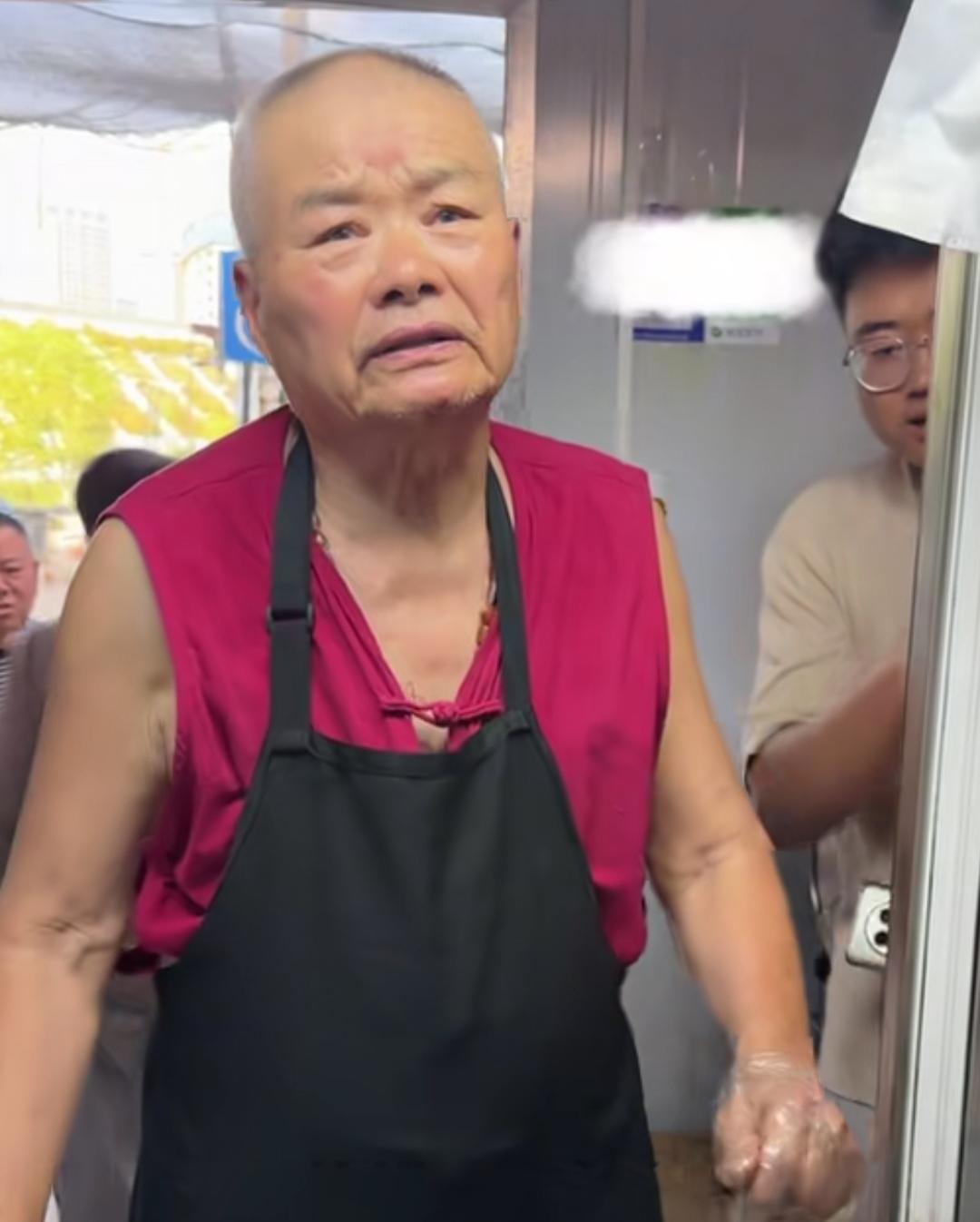 七万卤菜大爷的店里开始明码标价。
在美食圈的朋友们都知道，在合肥有一家七万卤菜，