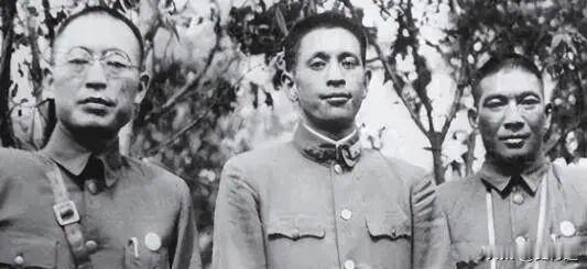 他被称作 “逃跑将军”，也是最后一位离世的黄埔一期生，享年 103 岁，他的儿子