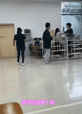 好歹也是同学，咋一言不合就开打！真的应了那一句话：冲动是魔鬼。好歹都是文化人，咋