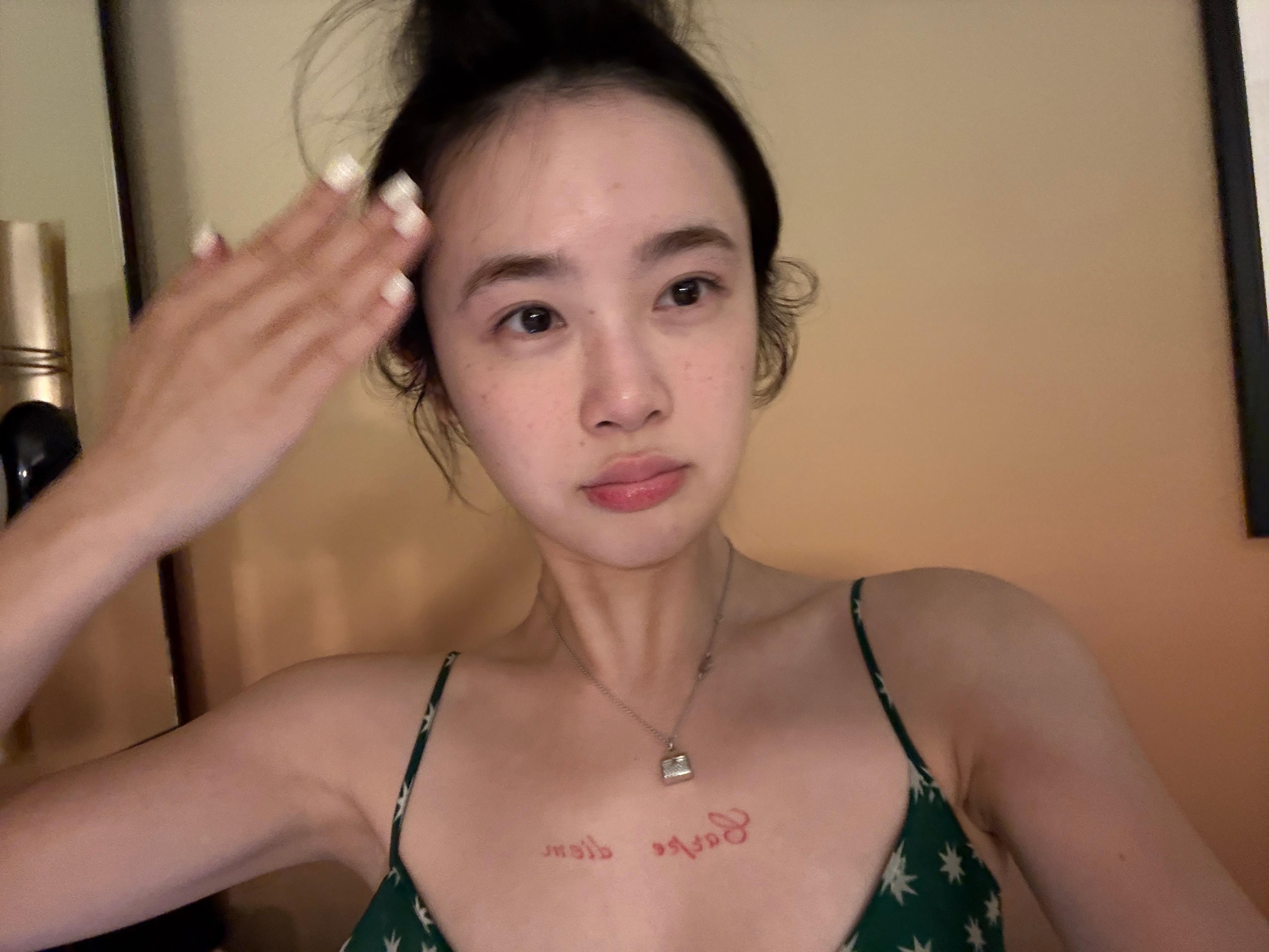 卸完妆 手跟脸更别放一起了呗。 
