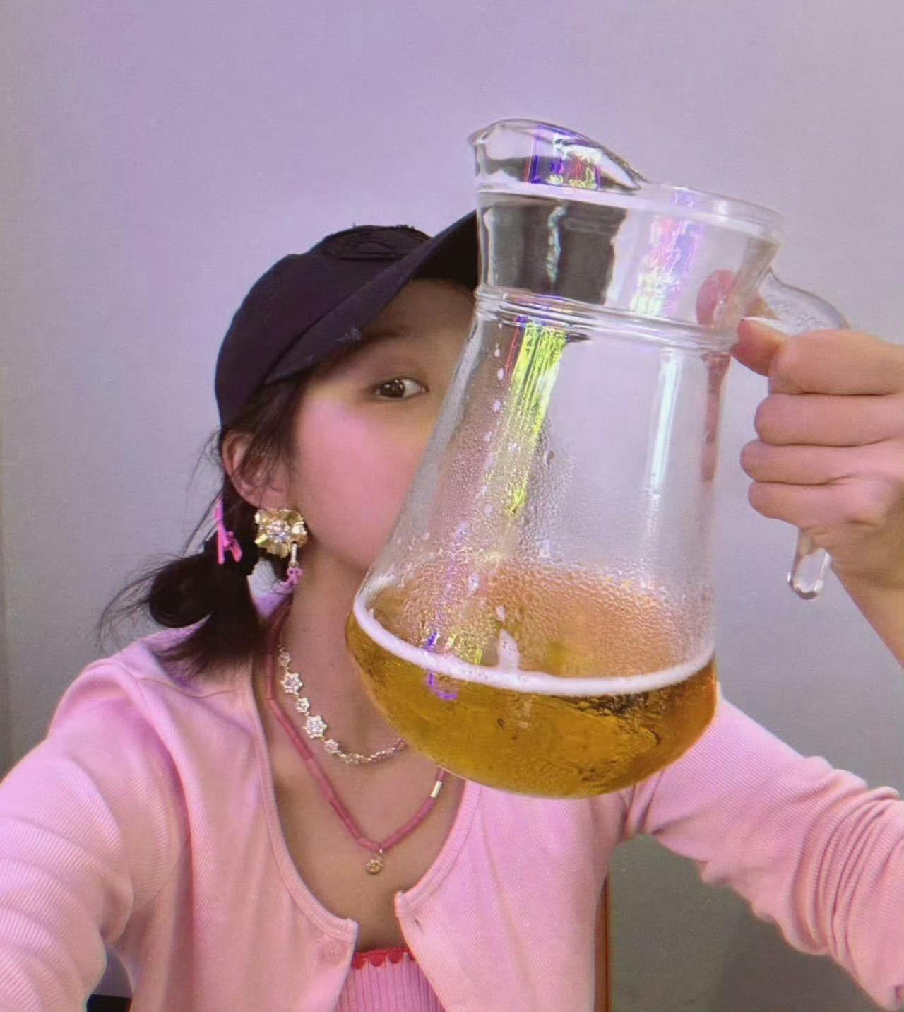 现在最烦恼的人应该就是关晓彤了吧？

她烦恼的不是深夜喝酒被拍，

也不是网友说