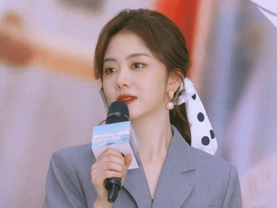 歌手谭松韵顶号演员谭松韵 谭松韵这嗓子真的不亏！《我的山与海》路演扫楼全程高能输