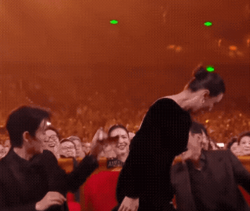 朱一龙帮宋佳摘掉黏在背上的姓名贴！