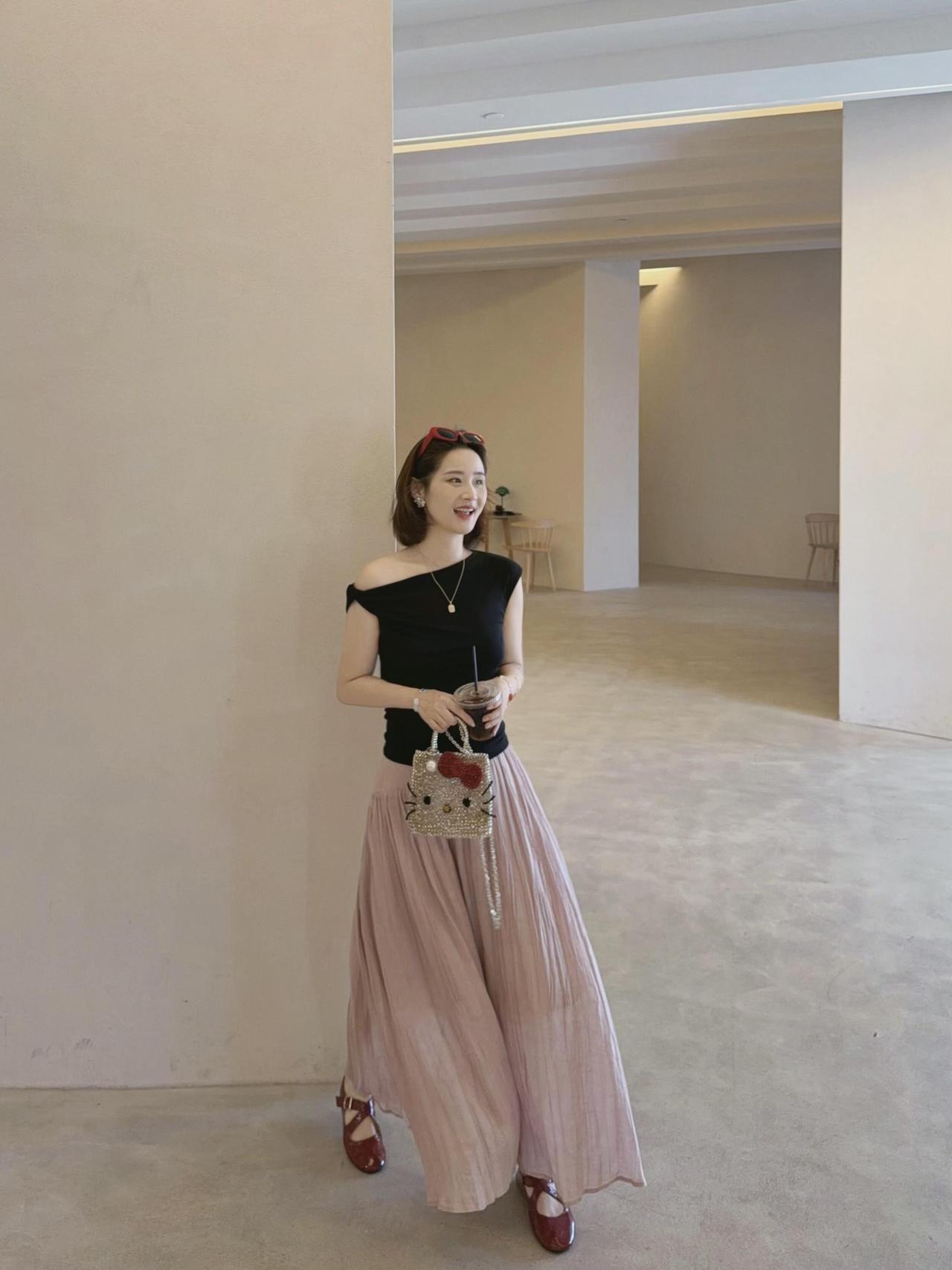 黑配粉超美呀！修身黑色斜肩上衣，恰到好处露出肩颈线条，温柔又带小性感。
搭配烟粉