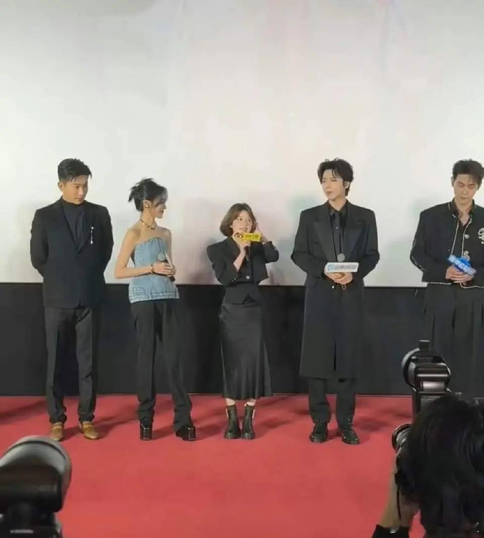 #赵露思刘宇宁发布会同框生图# 赵露思 这姐姐到底多高啊[疑问] ​​​
