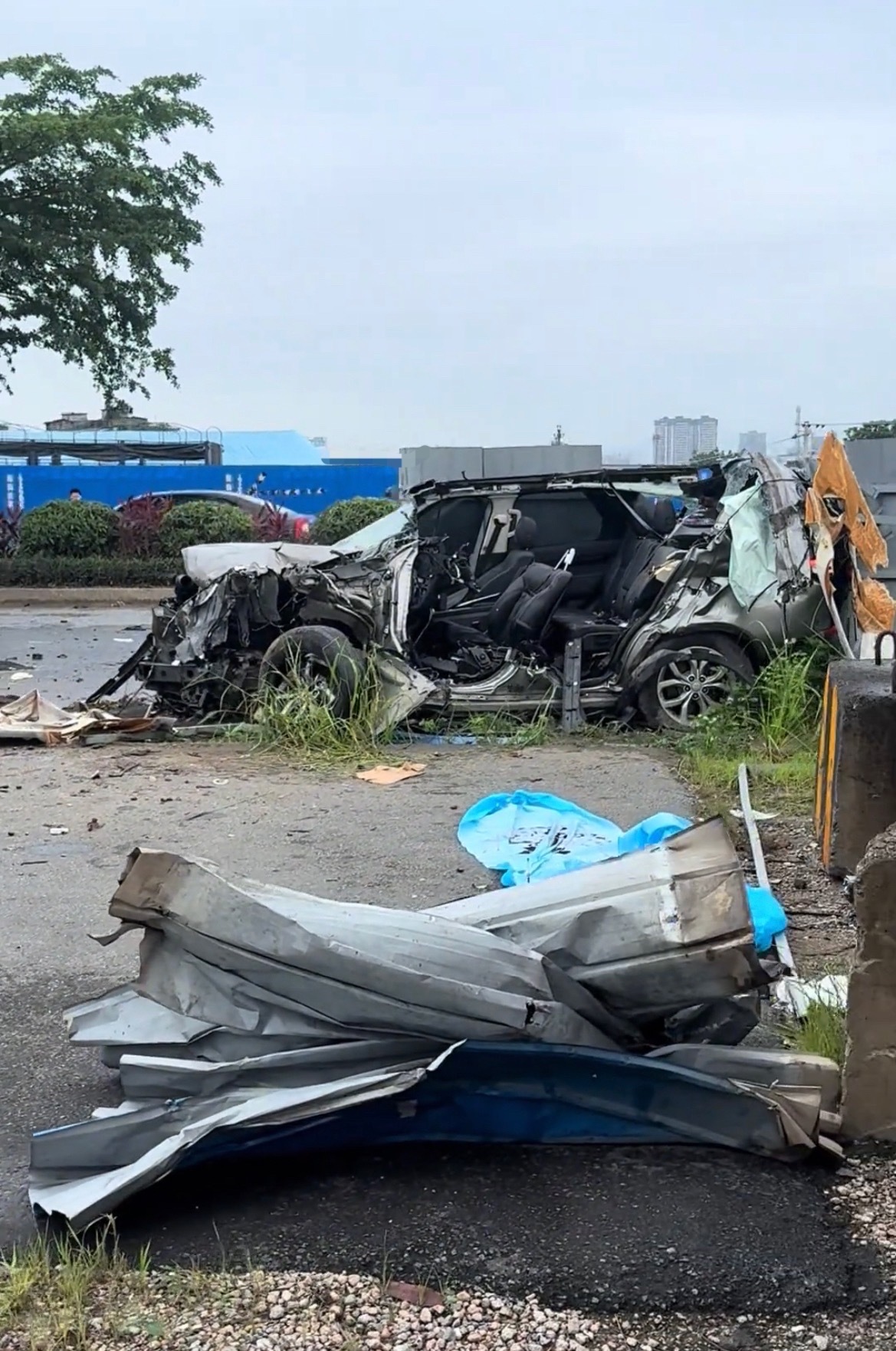 【玉林某医院旁边桥汽车被撞当场报废掉】5月21日上午，据多名网友爆料称：玉林市某