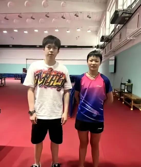你知道吗？有个人居然把鞋子反着穿，左右脚完全颠倒。这可不是我开玩笑，真的是你没见