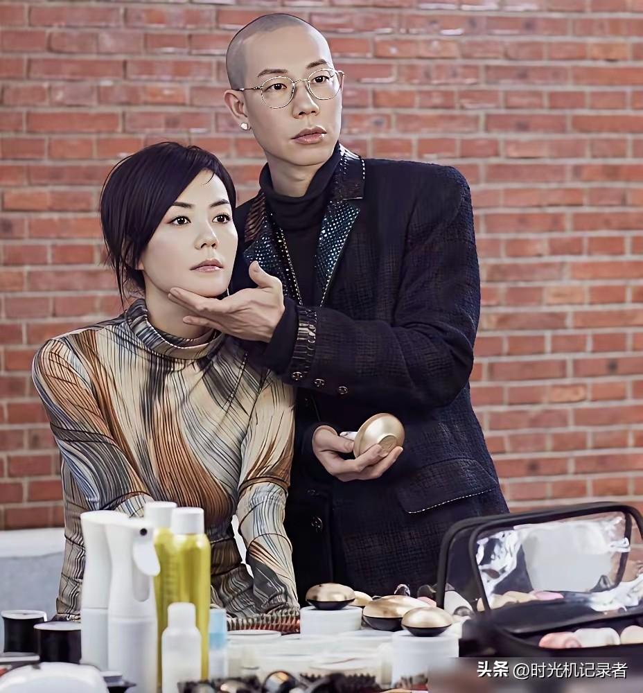 王菲的脸也就他能随便碰，王菲好几套比较过得妆都是他画的，虽然没有刘晓庆的毛戈平名