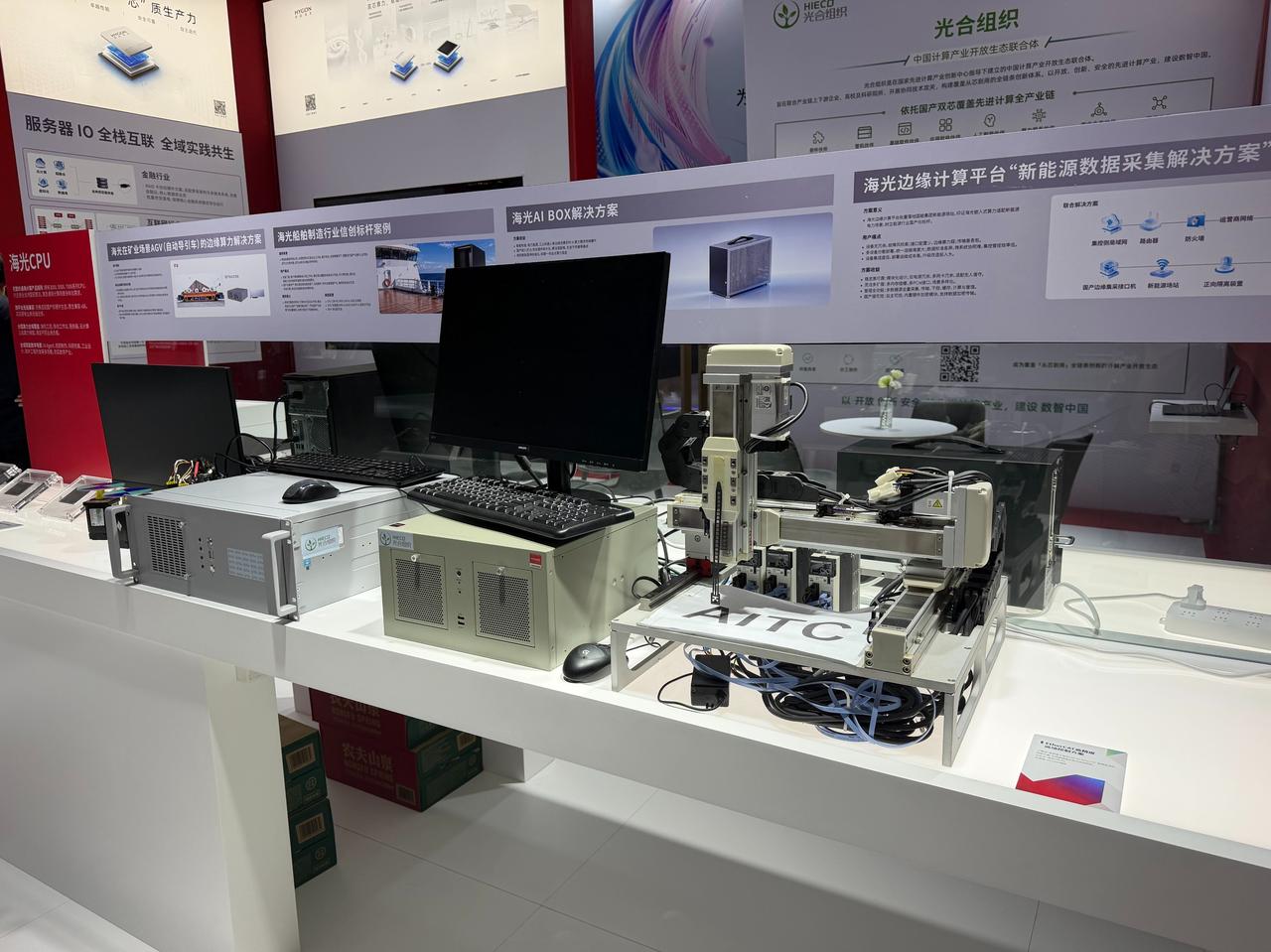 在WAIC光合展区，看见了国产算力芯连万物的全貌
在WAIC现场，先后赶上江苏省