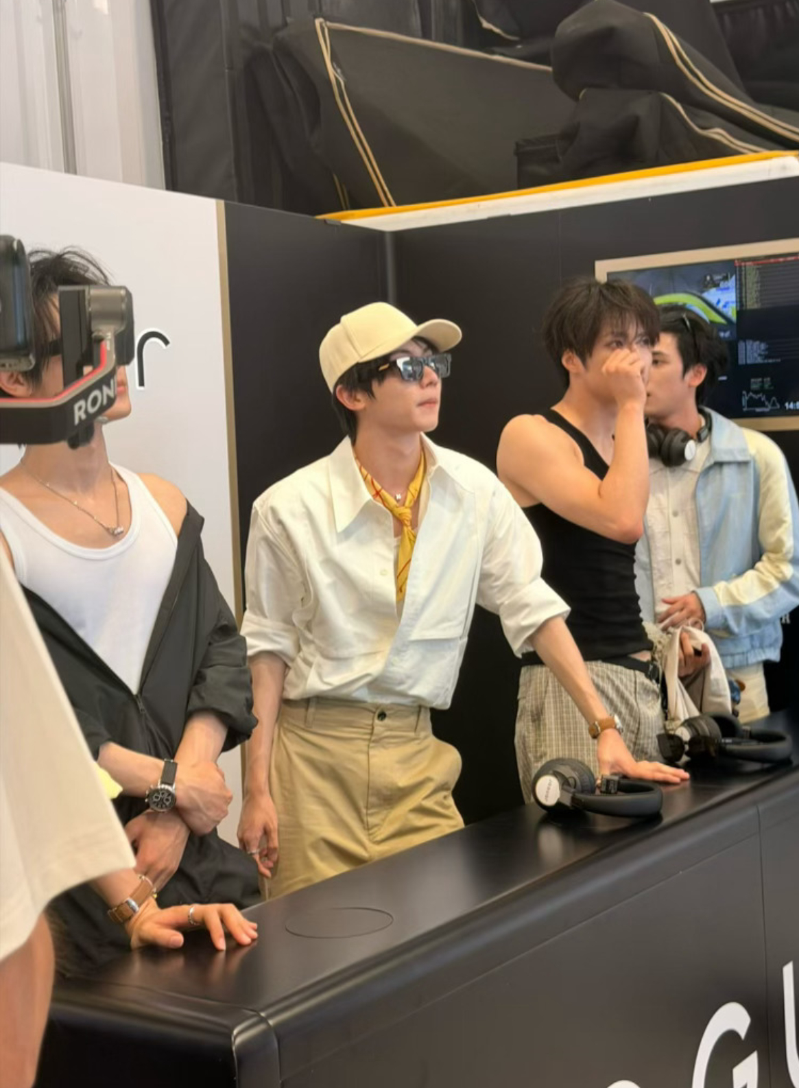双奢上身此为一胜，标准露出此为二胜，穿戴整齐仪态满分此为三胜，这是马嘉祺此为大获