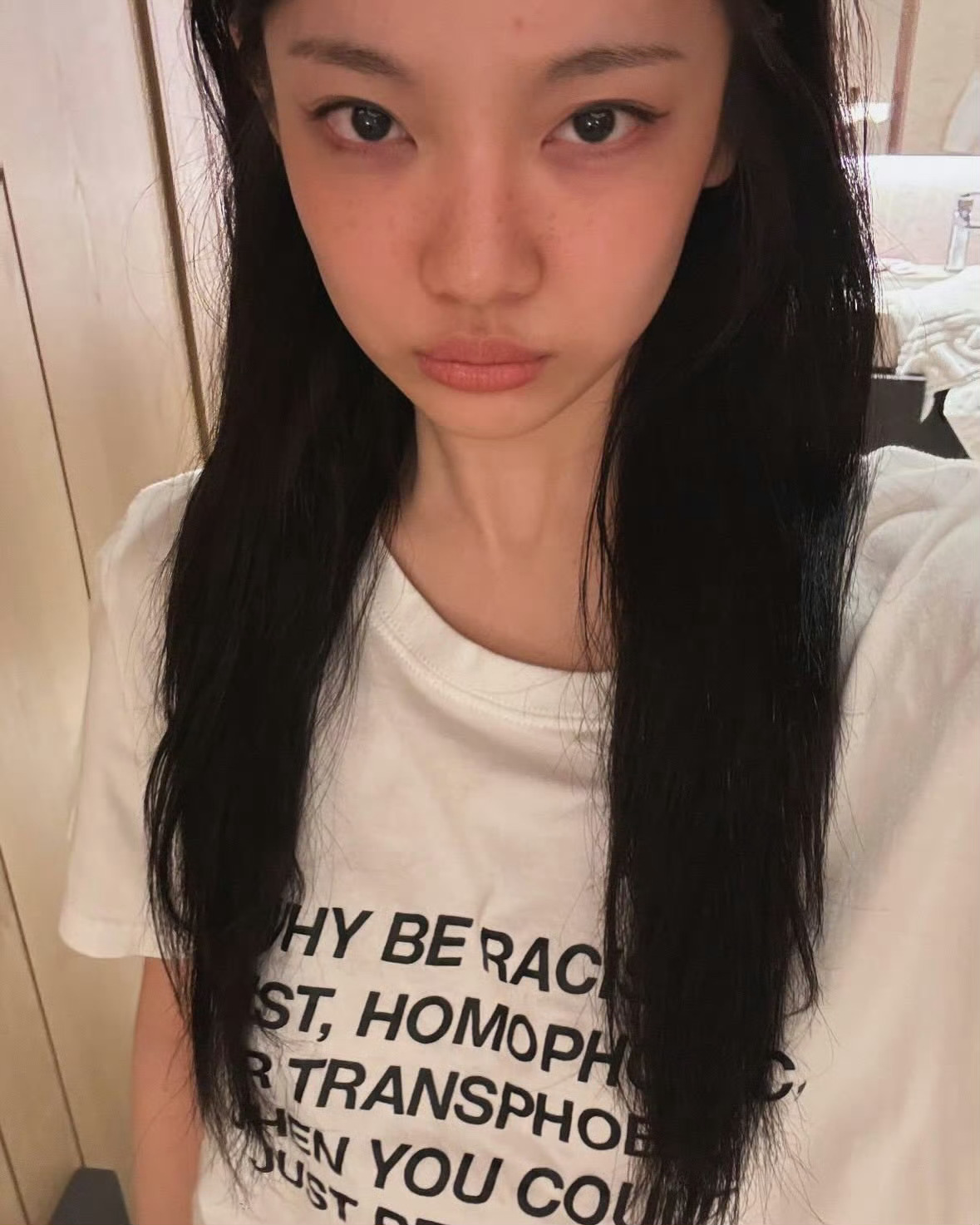 宁艺卓女王行为  宁艺卓衣服上的英文：WHY BE RACIST, SEXIST