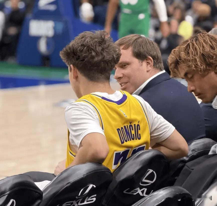 今日，独行侠老板杜蒙来到主场观战与雄鹿的比赛，并与一位身穿东契奇湖人的球迷尼古拉