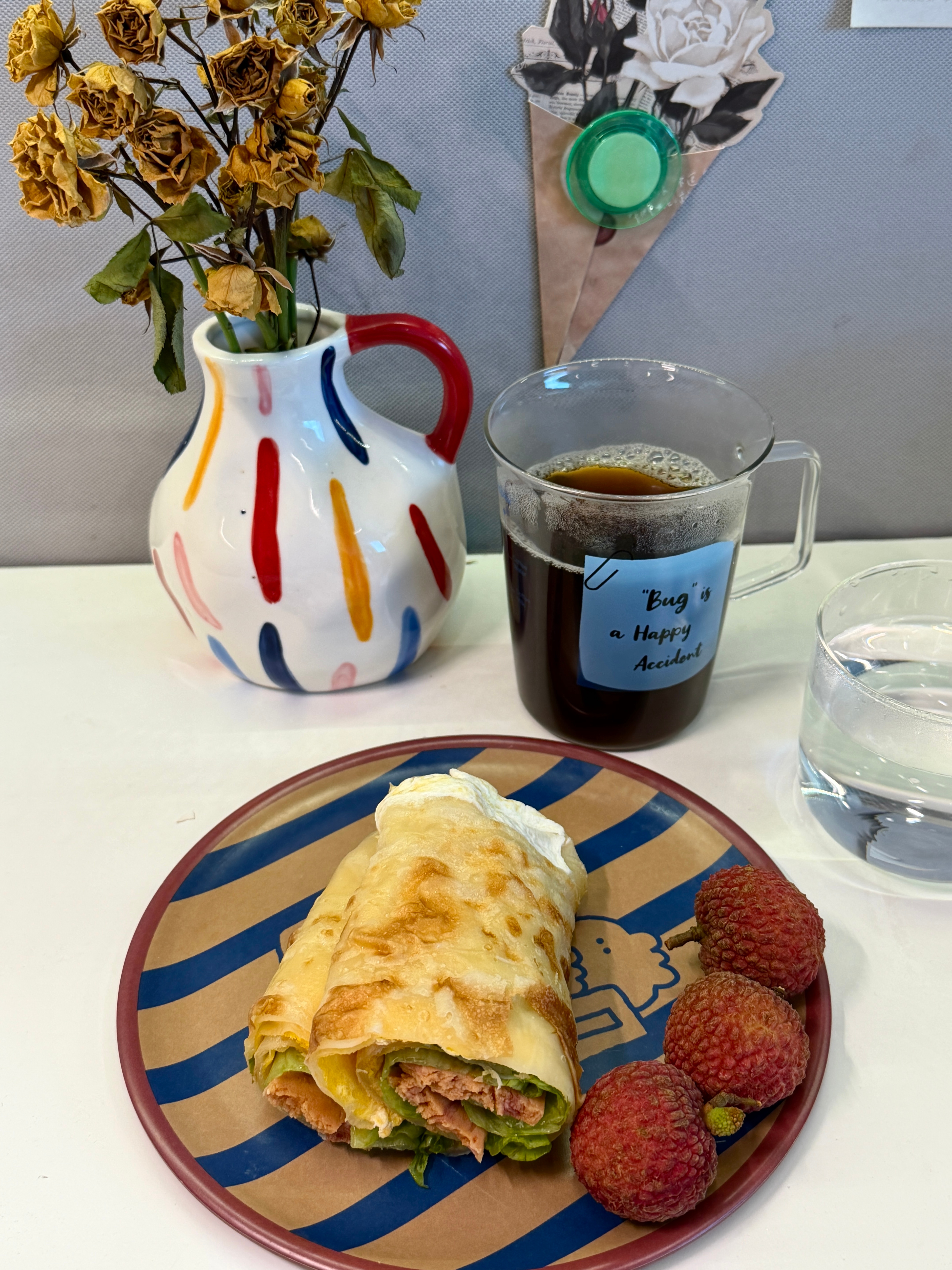 早上妈给做了鸡蛋灌饼，妈在的每一天吃饭都吃得忐忐忑忑，因为看起来普通又美味的一顿
