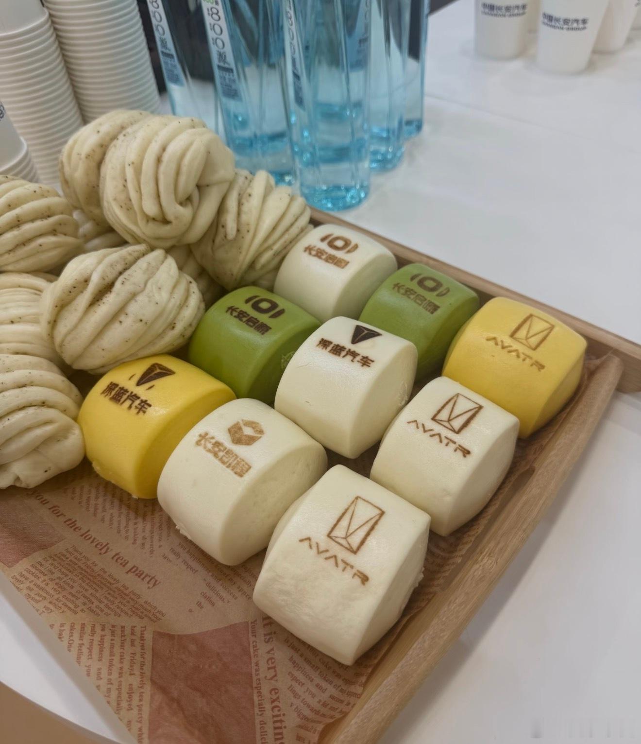 哎呦我去长安汽车太接地气了，不愧是国企北京车展人家都是西餐、零食长安整点实惠的，