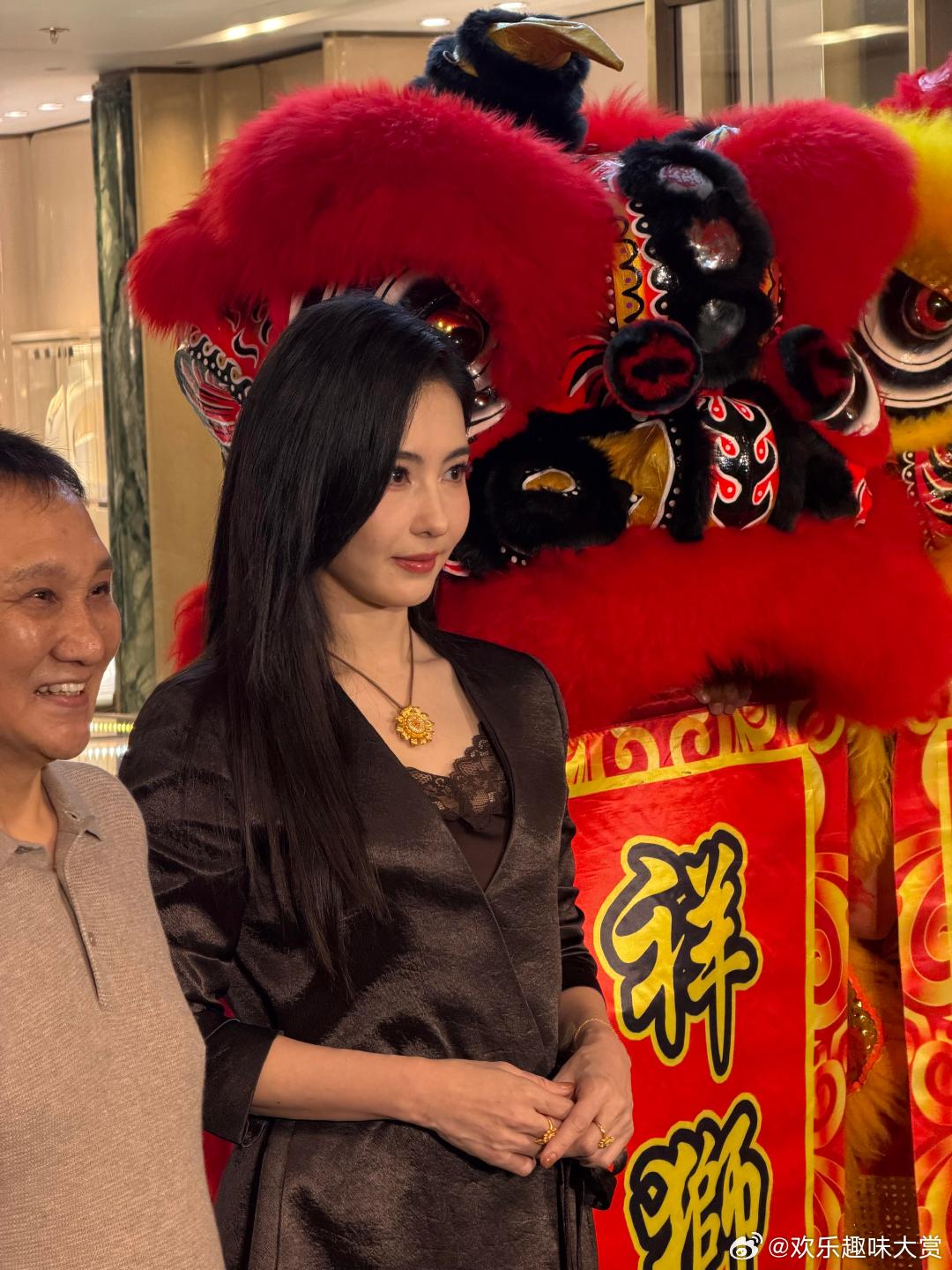 张柏芝46岁骨相 谁能不被张柏芝线下生图折服，在北京活动身穿垂感黑西装，全套黄金