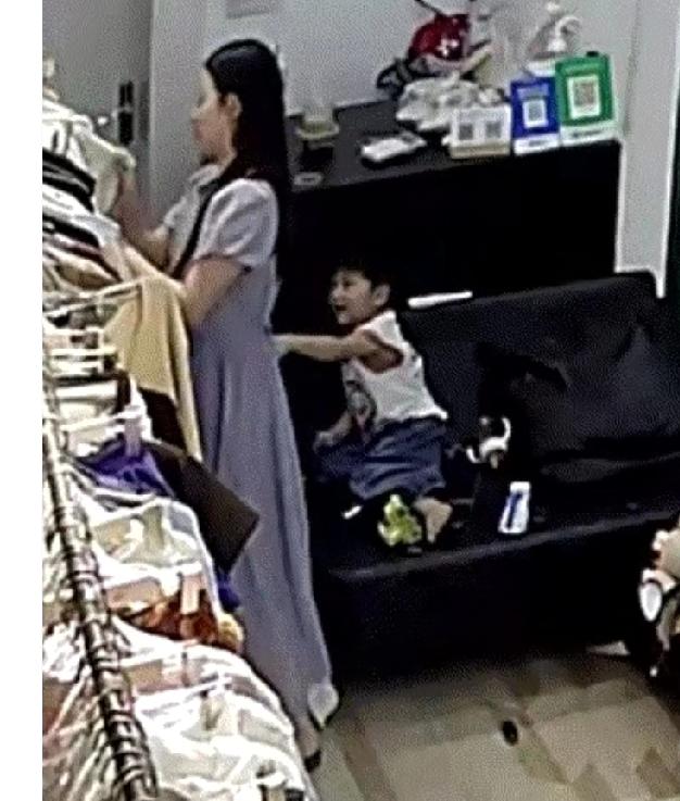 暖心瞬间：
3岁小老板的真诚推荐赢得顾客心

在浙江宁波的一家服装店，
发生了一