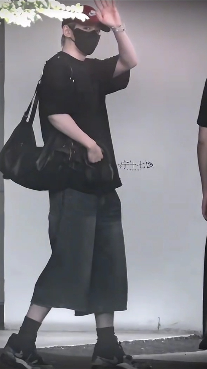 邓为的私服让人感觉又潮又舒服。松弛感绝了完美诠释 人顶帅 条巨顺 穿破烂都高级，