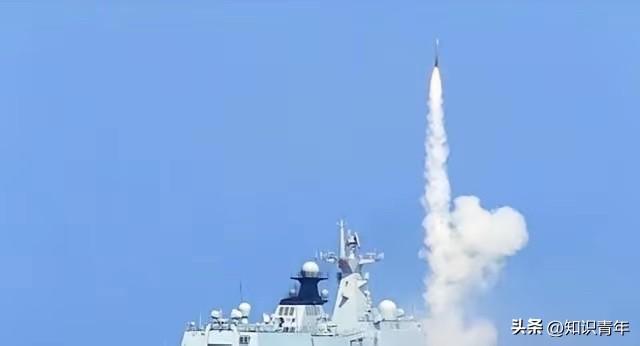 055配备200多枚导弹，假如海战爆发，导弹打完了该咋办？实不相瞒，055打完导